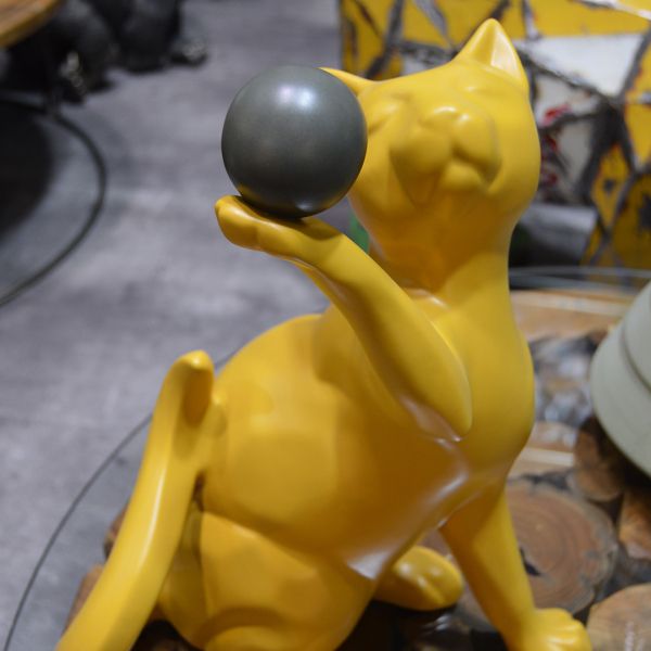 Statuette en céramique chat avec balle Shadow - DRIMMER