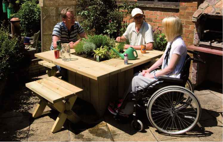Table de jardin carr�e en pin avec potager