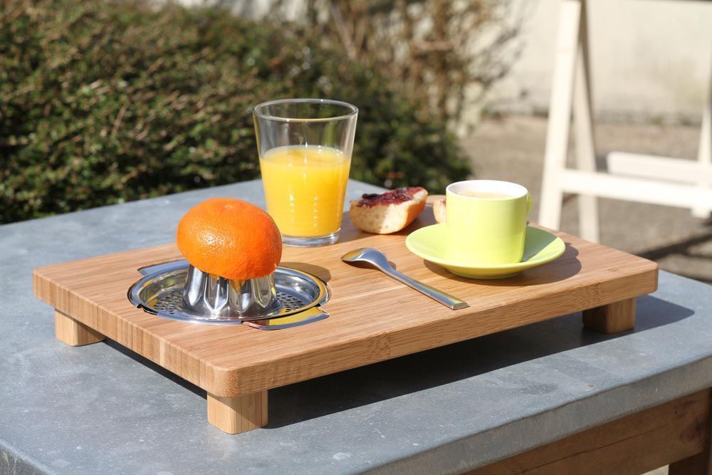 Presse agrumes et planche bambou petit dejeuner