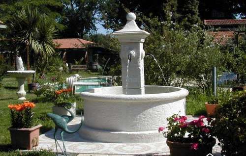 Fontaine extérieure : zen ou vintage, elle ambiance votre jardin