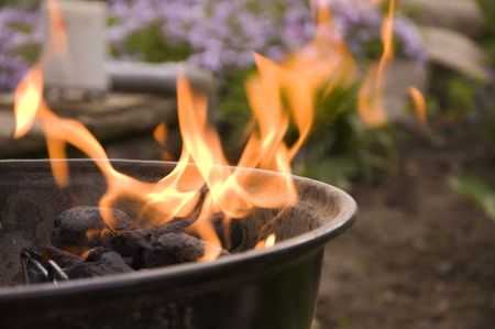 Barbecue charbon de bois en acier avec roues - Caesaroo