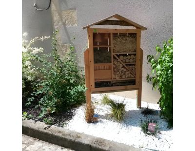 Pieds et platines pour hôtel à insectes géant