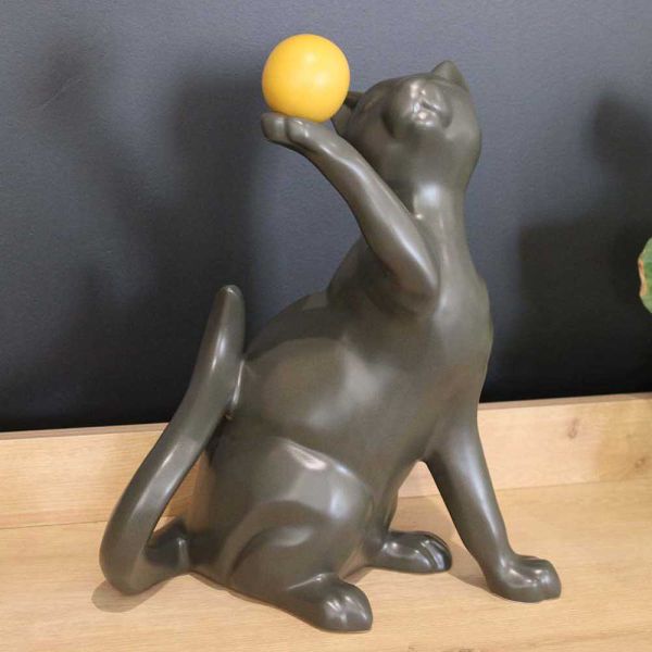 Statuette en céramique chat avec balle Shadow - DRIMMER