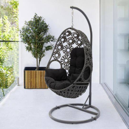 fauteuil-tendance-suspendu-resine-sur-pied-gris-coussin-noir